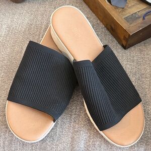 Kensie Black and Tan Slide Sandals